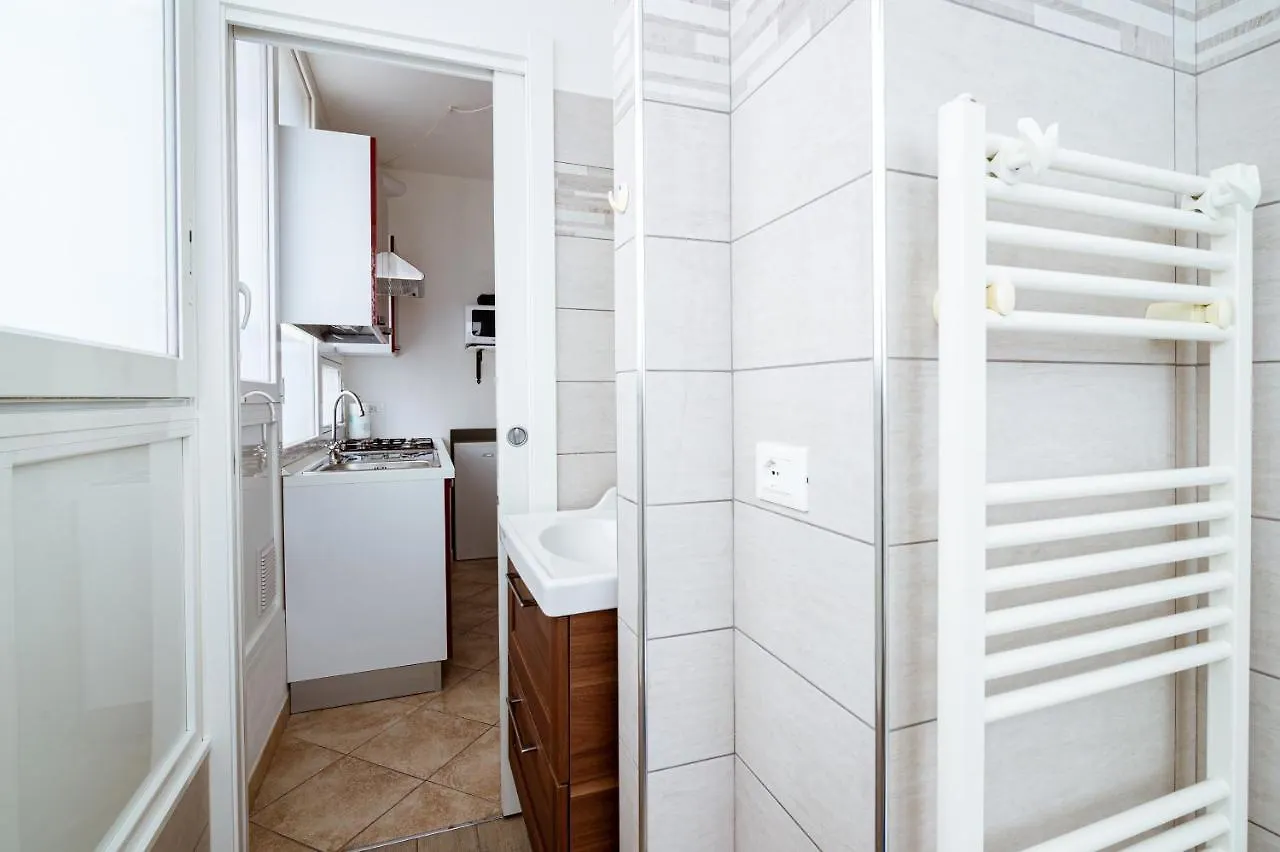 6 in centro guest house San Remo 3*,