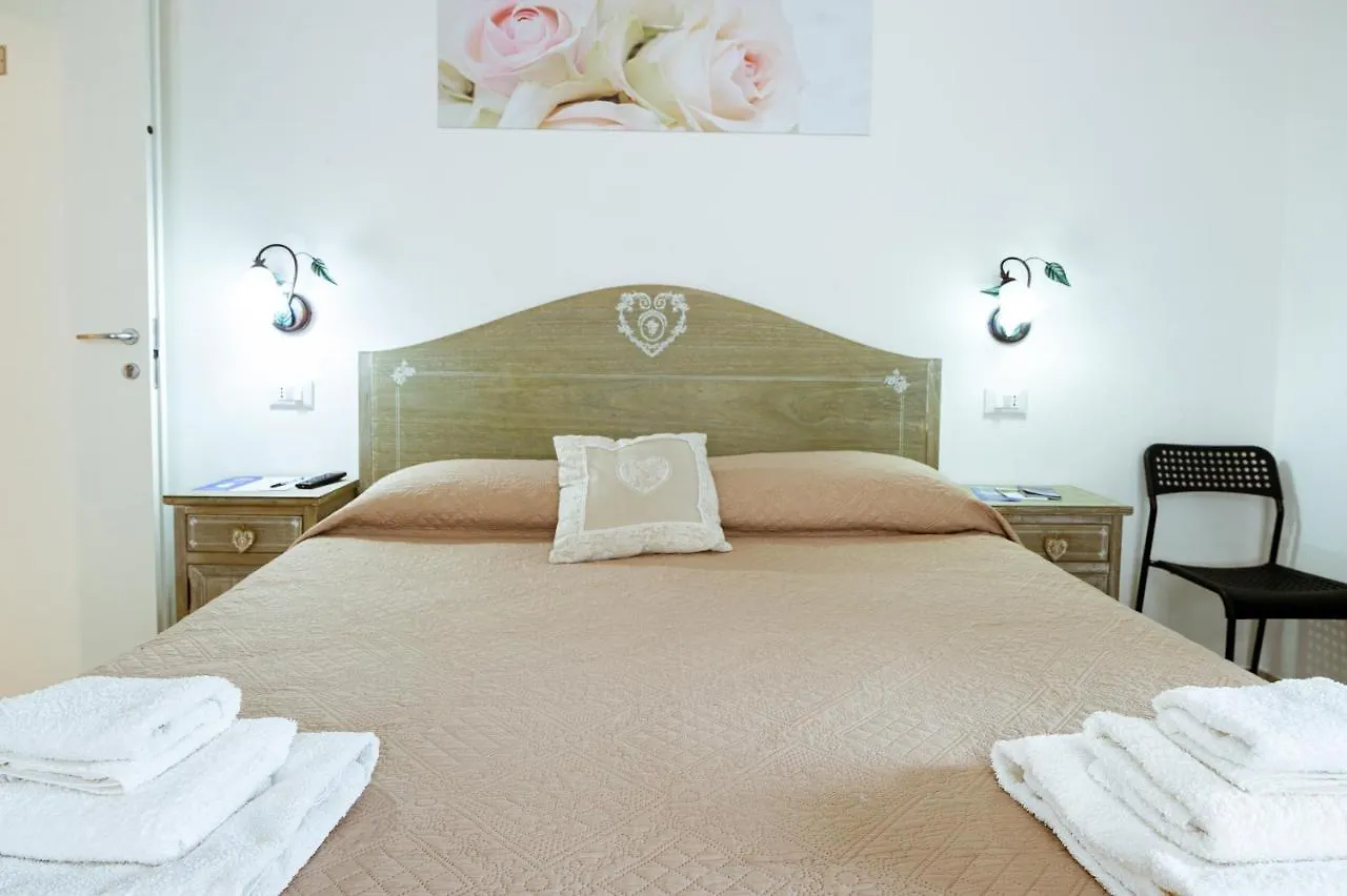 6 in centro guest house San Remo